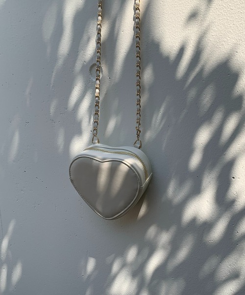 mi via loca（ミヴィアロカ）の「ハートモチーフ チェーンminiバッグ（ショルダーバッグ・レディース・ホワイト/ピンク/イエロー/ブラック・FREE）」の14枚目の写真