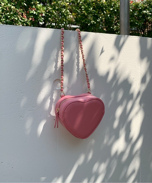 mi via loca（ミヴィアロカ）の「ハートモチーフ チェーンminiバッグ（ショルダーバッグ・レディース・ホワイト/ピンク/イエロー/ブラック・FREE）」の16枚目の写真