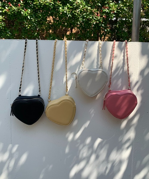 mi via loca（ミヴィアロカ）の「ハートモチーフ チェーンminiバッグ（ショルダーバッグ・レディース・ホワイト/ピンク/イエロー/ブラック・FREE）」の7枚目の写真