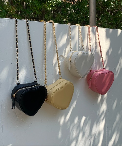 mi via loca（ミヴィアロカ）の「ハートモチーフ チェーンminiバッグ（ショルダーバッグ・レディース・ホワイト/ピンク/イエロー/ブラック・FREE）」の8枚目の写真