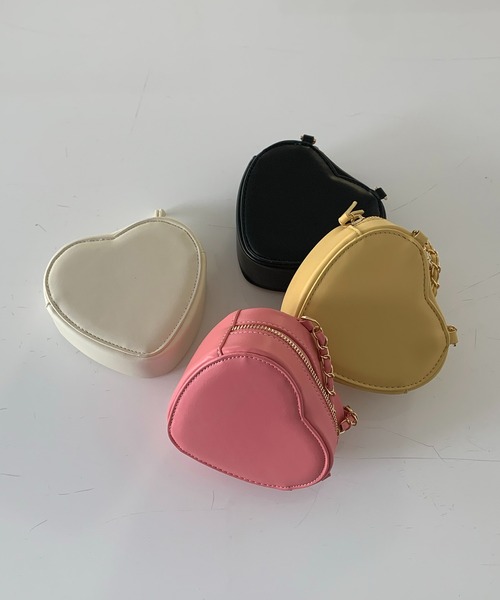 mi via loca（ミヴィアロカ）の「ハートモチーフ チェーンminiバッグ（ショルダーバッグ・レディース・ホワイト/ピンク/イエロー/ブラック・FREE）」の5枚目の写真