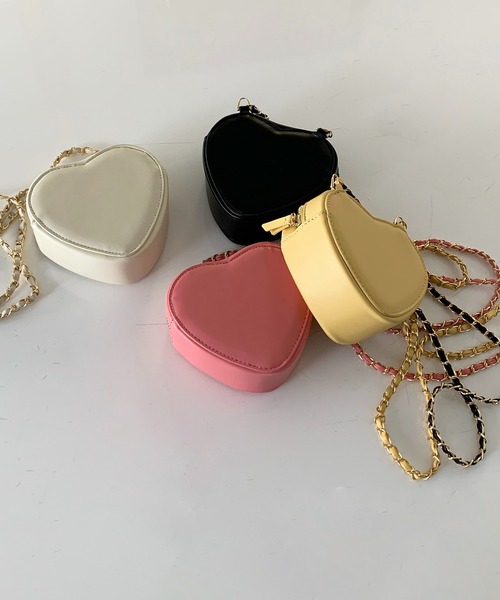 mi via loca（ミヴィアロカ）の「ハートモチーフ チェーンminiバッグ（ショルダーバッグ・レディース・ホワイト/ピンク/イエロー/ブラック・FREE）」の6枚目の写真