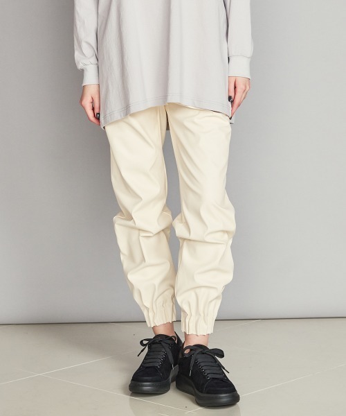 DOUBLE STANDARD CLOTHING（ダブルスタンダードクロージング）の「ウエストタックフェイクレザーパンツ（その他パンツ・レディース・オフホワイト/ブラック/カーキ・36/38）」の2枚目の写真