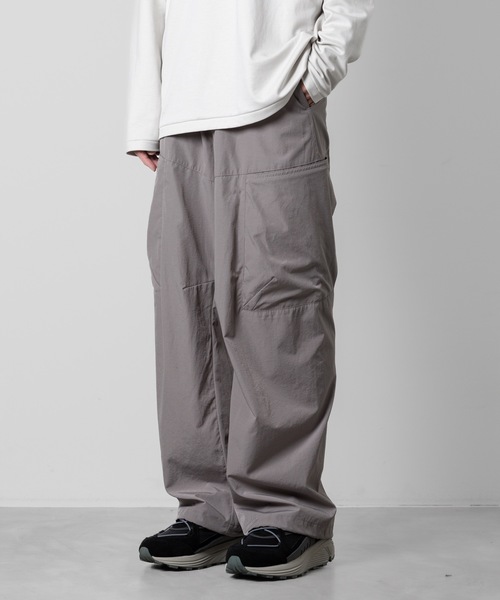 ATTACHMENT（アタッチメント）の「CO/NY ウェザークロス ワイドカーゴトラウザーズ / CO/NY WEATHER CLOTH WIDE CARGO TROUSERS（カーゴパンツ・メンズ・ブラック/グレー系・3/2/1）」の5枚目の写真