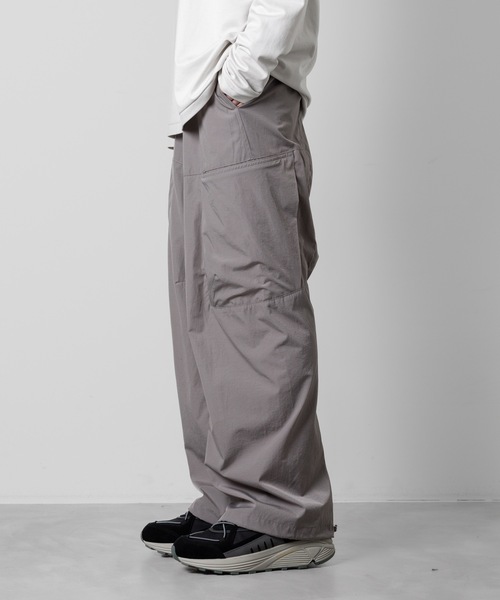 ATTACHMENT（アタッチメント）の「CO/NY ウェザークロス ワイドカーゴトラウザーズ / CO/NY WEATHER CLOTH WIDE CARGO TROUSERS（カーゴパンツ・メンズ・ブラック/グレー系・3/2/1）」の6枚目の写真