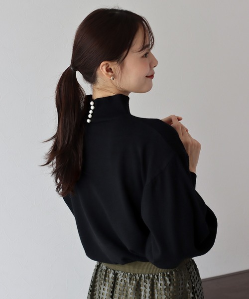 BLUEEAST（ブルーイースト）の「バックパールボリューム袖もちもちニット（ニット/セーター・レディース・ブラック/アイボリー/ブルー/グレー・MEDIUM）」の3枚目の写真