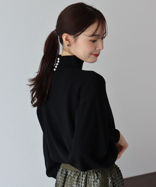 BLUEEAST（ブルーイースト）の「バックパールボリューム袖もちもちニット（ニット/セーター・レディース・ブラック/アイボリー/ブルー/グレー・MEDIUM）」の5枚目の写真