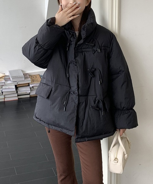 ENLIKE（エンリケ）の「ダッフルボタンスタンドネック中綿ジャケット（その他アウター・レディース・オフホワイト/イエロー/ブラック・FREE）」の2枚目の写真