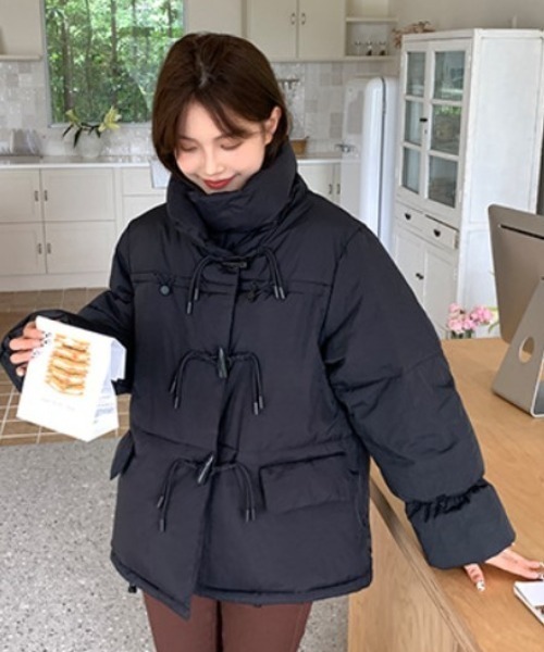 ENLIKE（エンリケ）の「ダッフルボタンスタンドネック中綿ジャケット（その他アウター・レディース・オフホワイト/イエロー/ブラック・FREE）」の17枚目の写真