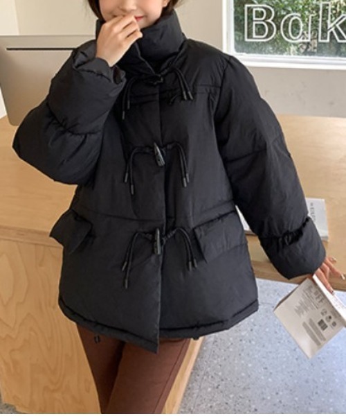 ENLIKE（エンリケ）の「ダッフルボタンスタンドネック中綿ジャケット（その他アウター・レディース・オフホワイト/イエロー/ブラック・FREE）」の18枚目の写真