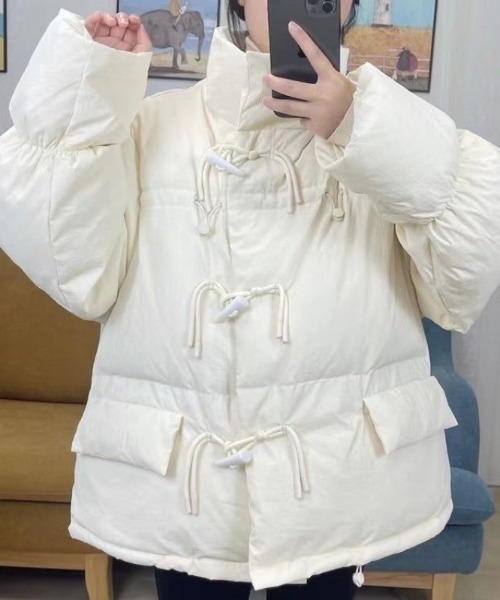 ENLIKE（エンリケ）の「ダッフルボタンスタンドネック中綿ジャケット（その他アウター・レディース・オフホワイト/イエロー/ブラック・FREE）」の13枚目の写真