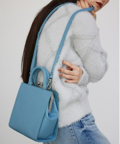 AZUL by moussy(アズールバイマウジー)の「メタルフレームバッグ(ショルダーバッグ・レディース・アイボリー/ブラック/ブルー/ホワイト系その他・FREE)」の4枚目の写真