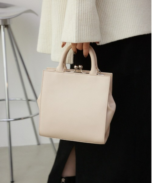 AZUL by moussy(アズールバイマウジー)の「メタルフレームバッグ(ショルダーバッグ・レディース・アイボリー/ブラック/ブルー/ホワイト系その他・FREE)」の1枚目の写真