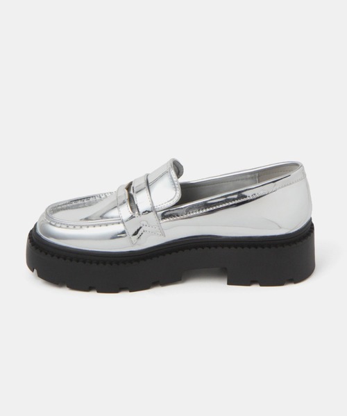 FOREVER 21（フォーエバー トゥエンティーワン）の「厚底ローファー（その他シューズ・レディース・シルバー・23cm/23.5cm/24cm/24.5cm）」の2枚目の写真