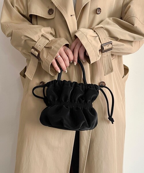 fredy emue（フレディエミュ）の「ベルベットフェイクレザーギャザー巾着バッグ（ショルダーバッグ・レディース・ブラック/オフホワイト・FREE）」の2枚目の写真