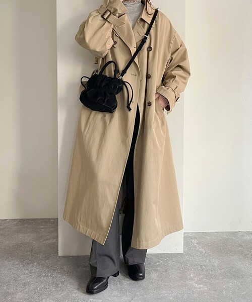 fredy emue（フレディエミュ）の「ベルベットフェイクレザーギャザー巾着バッグ（ショルダーバッグ・レディース・ブラック/オフホワイト・FREE）」の5枚目の写真