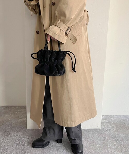 fredy emue（フレディエミュ）の「ベルベットフェイクレザーギャザー巾着バッグ（ショルダーバッグ・レディース・ブラック/オフホワイト・FREE）」の6枚目の写真