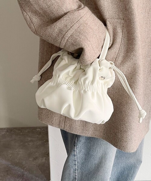 fredy emue（フレディエミュ）の「ベルベットフェイクレザーギャザー巾着バッグ（ショルダーバッグ・レディース・ブラック/オフホワイト・FREE）」の7枚目の写真