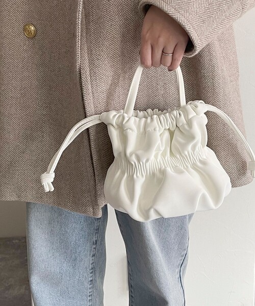 fredy emue（フレディエミュ）の「ベルベットフェイクレザーギャザー巾着バッグ（ショルダーバッグ・レディース・ブラック/オフホワイト・FREE）」の8枚目の写真