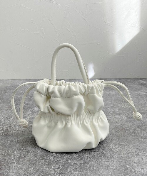 fredy emue（フレディエミュ）の「ベルベットフェイクレザーギャザー巾着バッグ（ショルダーバッグ・レディース・ブラック/オフホワイト・FREE）」の9枚目の写真