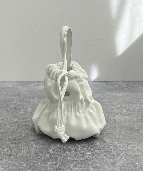 fredy emue（フレディエミュ）の「ベルベットフェイクレザーギャザー巾着バッグ（ショルダーバッグ・レディース・ブラック/オフホワイト・FREE）」の10枚目の写真