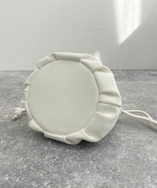 fredy emue（フレディエミュ）の「ベルベットフェイクレザーギャザー巾着バッグ（ショルダーバッグ・レディース・ブラック/オフホワイト・FREE）」の11枚目の写真