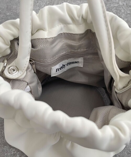 fredy emue（フレディエミュ）の「ベルベットフェイクレザーギャザー巾着バッグ（ショルダーバッグ・レディース・ブラック/オフホワイト・FREE）」の12枚目の写真