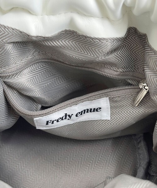 fredy emue（フレディエミュ）の「ベルベットフェイクレザーギャザー巾着バッグ（ショルダーバッグ・レディース・ブラック/オフホワイト・FREE）」の13枚目の写真