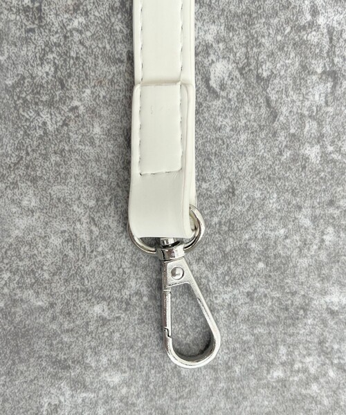 fredy emue（フレディエミュ）の「ベルベットフェイクレザーギャザー巾着バッグ（ショルダーバッグ・レディース・ブラック/オフホワイト・FREE）」の14枚目の写真