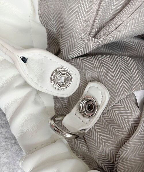 fredy emue（フレディエミュ）の「ベルベットフェイクレザーギャザー巾着バッグ（ショルダーバッグ・レディース・ブラック/オフホワイト・FREE）」の15枚目の写真