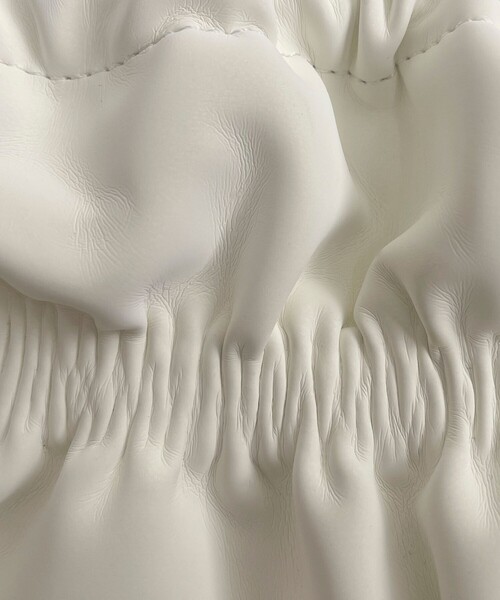 fredy emue（フレディエミュ）の「ベルベットフェイクレザーギャザー巾着バッグ（ショルダーバッグ・レディース・ブラック/オフホワイト・FREE）」の16枚目の写真