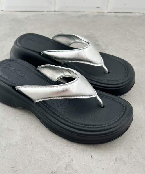 √nuage(ルートニュアージュ)の「ボリュームソールトングサンダル(サンダル・レディース・シルバー/ブラック・M/L)」の17枚目の写真