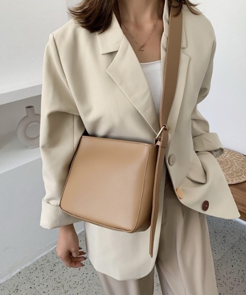 CREARE -LINO-(クレアーレリノ)の「<ユニセックス>シンプルスクエアショルダーBAG/バック(ショルダーバッグ・レディース・ベージュ/アイボリー/ブラック・FREE)」の9枚目の写真