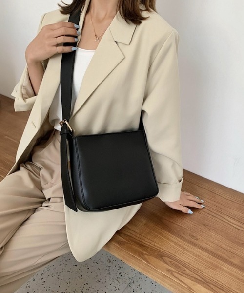 CREARE -LINO-(クレアーレリノ)の「<ユニセックス>シンプルスクエアショルダーBAG/バック(ショルダーバッグ・レディース・ベージュ/アイボリー/ブラック・FREE)」の12枚目の写真