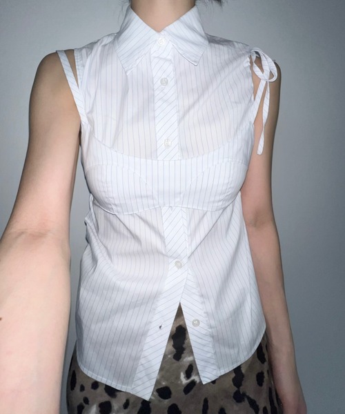 musubore(ムスボレ)の「asymmetry shirring ribbon BL / アシンメトリーリボンブラウス(シャツ/ブラウス・レディース・ブラック/ホワイト/ブルー・FREE)」の2枚目の写真