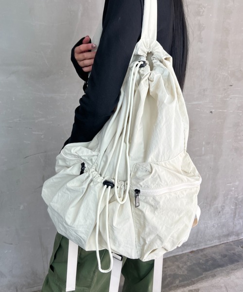 Loco Ocean(ロコオーシャン)の「【A4サイズ収納可能】巾着 ドローストリング / ナイロンリュック(バックパック/リュック・レディース・ホワイト/ブラック/ベージュ・ONE SIZE)」の2枚目の写真
