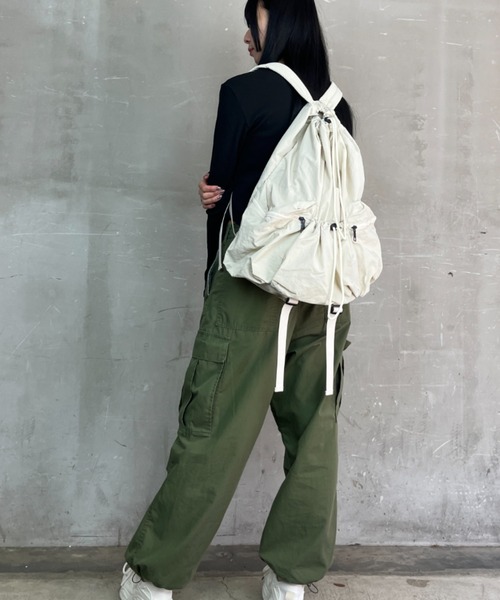 Loco Ocean(ロコオーシャン)の「【A4サイズ収納可能】巾着 ドローストリング / ナイロンリュック(バックパック/リュック・レディース・ホワイト/ブラック/ベージュ・ONE SIZE)」の8枚目の写真