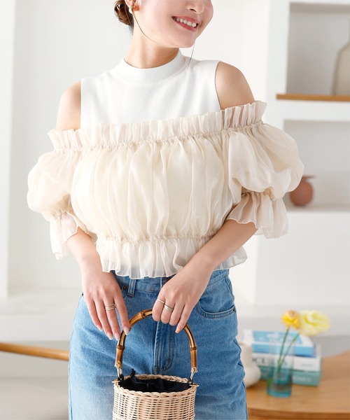 KOBE LETTUCE（コウベレタス）の「オーガンジーオフショルブラウス×ノースリーブニットトップスセット（シャツ/ブラウス・レディース・ブラック/オフホワイト・M）」の4枚目の写真