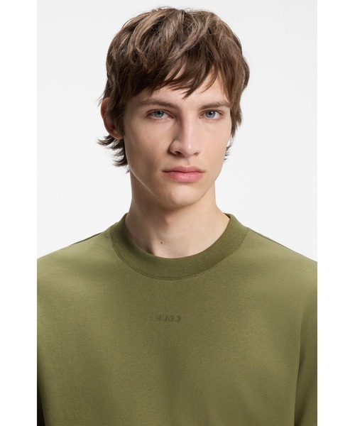 HUGO(ヒューゴ)の「HUGOロゴプリント リラックスフィット コットンTシャツ(Tシャツ/カットソー・メンズ・カーキ/ブラック/ホワイト/ライトブルー/ブルー/ダークグリーン/ライトグリーン/エンジ/ライトブラウン/インディゴブルー/グリーン・L/M/S/XL/XXL/XS)」の12枚目の写真