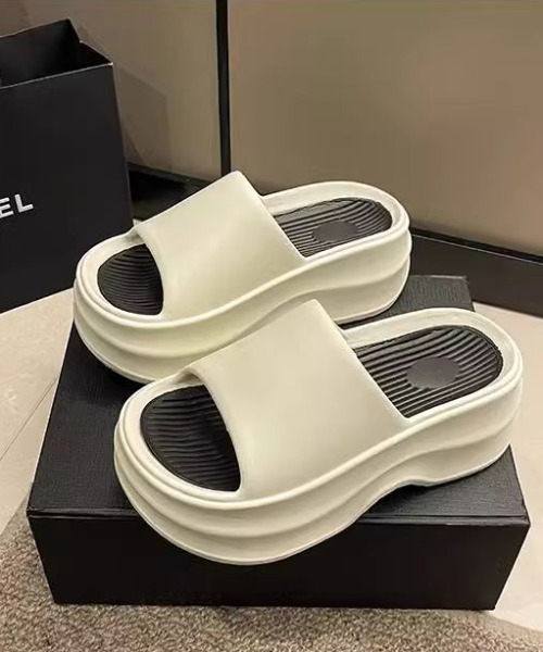 LAC-VERT（ラック・ヴェール）の「ラバー厚底サンダル（サンダル・レディース・ブラック/ホワイト・M/L）」の5枚目の写真