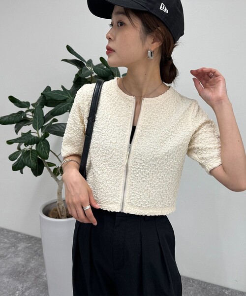 fredy emue(フレディエミュ)の「ポコポコZIP半袖カーディガン(カーディガン/ボレロ・レディース・アイボリー/ブラック/ベージュ・38)」の2枚目の写真
