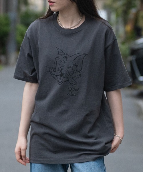 Tom＆Jerry（トムアンドジェリー）の「【40I】〔Tom & Jerry/トム & ジェリー〕イラストプリント ビックシルエット クルーネック半袖Tシャツ（Tシャツ/カットソー・メンズ・グレー系1/ベージュ系/ベージュ系2/ライトグリーン系1/パープル系1/グレー系/ベージュ系1/ライトグリーン系/パープル系/パープル系2/ライトグリーン系2/ホワイト系/ホワイト系1/ホワイト系2/グレー系2/ブラウン系/ブラウン系1/ブラウン系2・MEDIUM/LARGE/X-LARGE）」の5枚目の写真