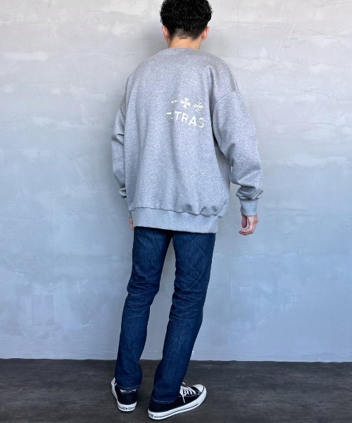 TATRAS（タトラス）の「[TATRAS/タトラス] 別注 FITART ブランドロゴクルーネックスウェット（スウェット・レディース・グレー/ホワイト/ブラック・3/2/1/4）」の16枚目の写真