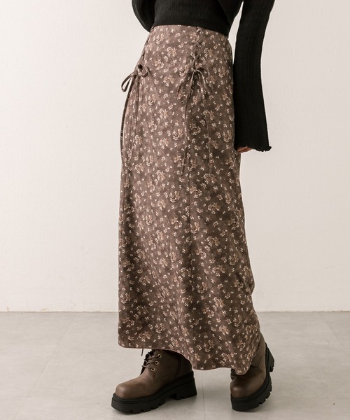 OLIVE des OLIVE（オリーブデオリーブ）の「レースアップバイアススカート（スカート・レディース・オフホワイト/ブラウン/ネイビー・FREE）」の2枚目の写真