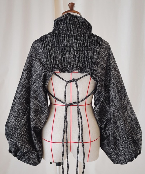 ORIENT MILLINERY（オリエント ミリナリー）の「BULBO【ﾌﾞﾙﾎﾞ】起毛ジャカード アームボレロ（カーディガン/ボレロ・レディース・ダークオレンジ/ブラック/グレー系・FREE）」の3枚目の写真