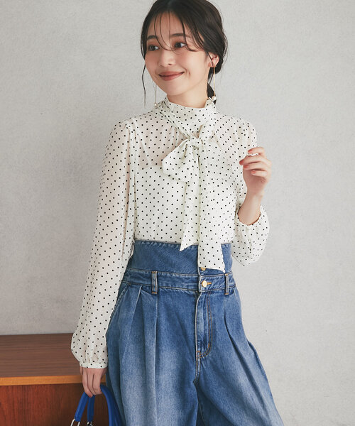 La boutique BonBon(ラブティックボンボン)の「【好感度UP】フロッキードットボウタイブラウス(シャツ/ブラウス・レディース・ブラック/オフホワイト・FREE)」の4枚目の写真