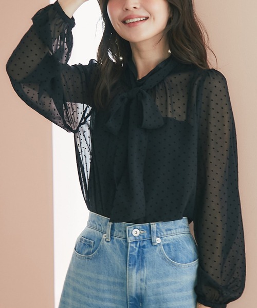 La boutique BonBon(ラブティックボンボン)の「【好感度UP】フロッキードットボウタイブラウス(シャツ/ブラウス・レディース・ブラック/オフホワイト・FREE)」の2枚目の写真