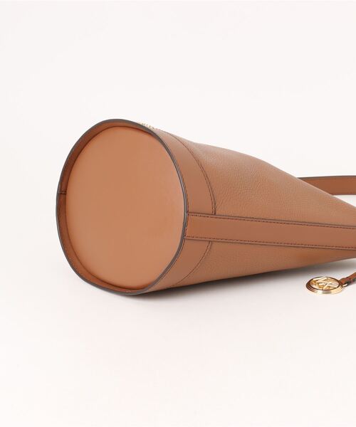 MICHAEL KORS（マイケルコース）の「TOWNSEND トップジップ バケットクロスボディ ミディアム（ショルダーバッグ・レディース・ブラウン系・FREE）」の3枚目の写真