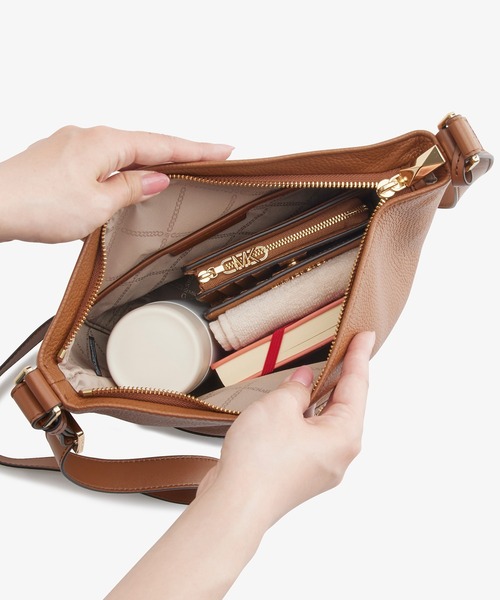 MICHAEL KORS（マイケルコース）の「TOWNSEND トップジップ バケットクロスボディ ミディアム（ショルダーバッグ・レディース・ブラウン系・FREE）」の6枚目の写真