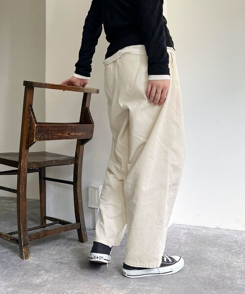 fredy emue（フレディエミュ）の「コーデュロイ イージーカーブパンツ（その他パンツ・レディース・オフホワイト/チャコールグレー・36/38）」の22枚目の写真
